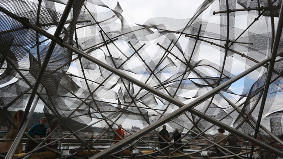 Ľudia si užívajú výhlad zo strechy Tancujúceho domu v Prahe, v ktorom otvorili  štvorhviezdičkový hotel.