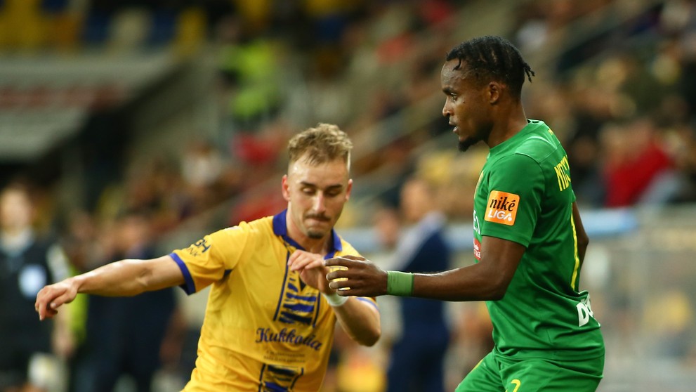 Sprava James Ndjeungoue (Žilina) a Matej Trusa (Dunajská Streda) v súboji o loptu v 2. kole nadstavbovej časti Niké ligy v skupine o titul.