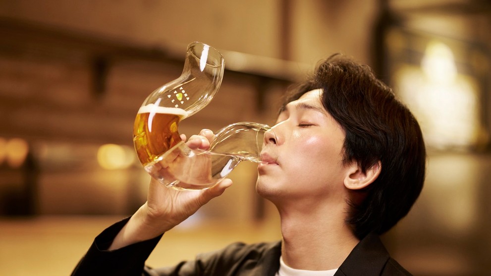 Japonský pivovar ponúka pohár, ktorý má umierňovať opicu.