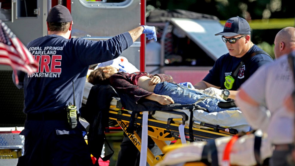 Traja najlepší v mužskom zjazde na ZOH 2018 - zľava druhý Nór Kjetil Jansrud, jeho krajan - víťaz Aksel Lund Svindal a tretí Šva