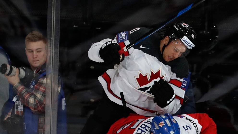 Jakub Jeřábek (vpravo) z Česka dáva hit Braydenovi Schennovi z Kanady na MS 2017.