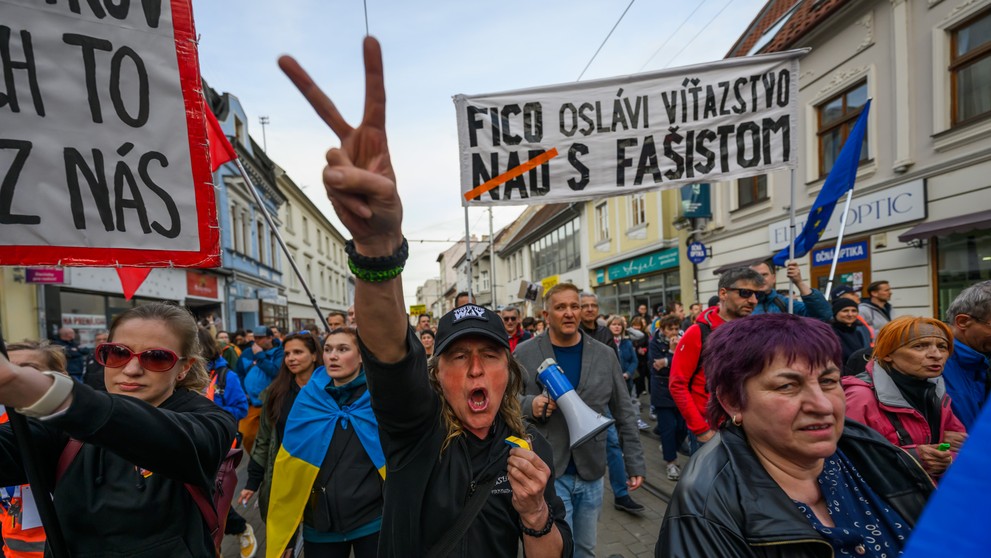 Protestujúci na Obchodnej ulici