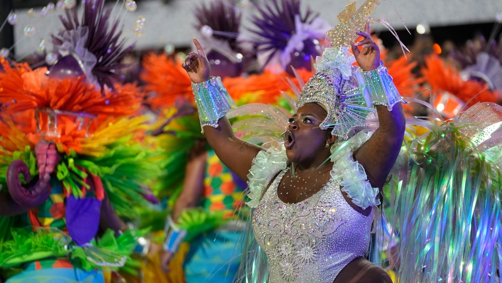 Kostýmy na karnevale v Riu 2024 opäť hýrili farbami.