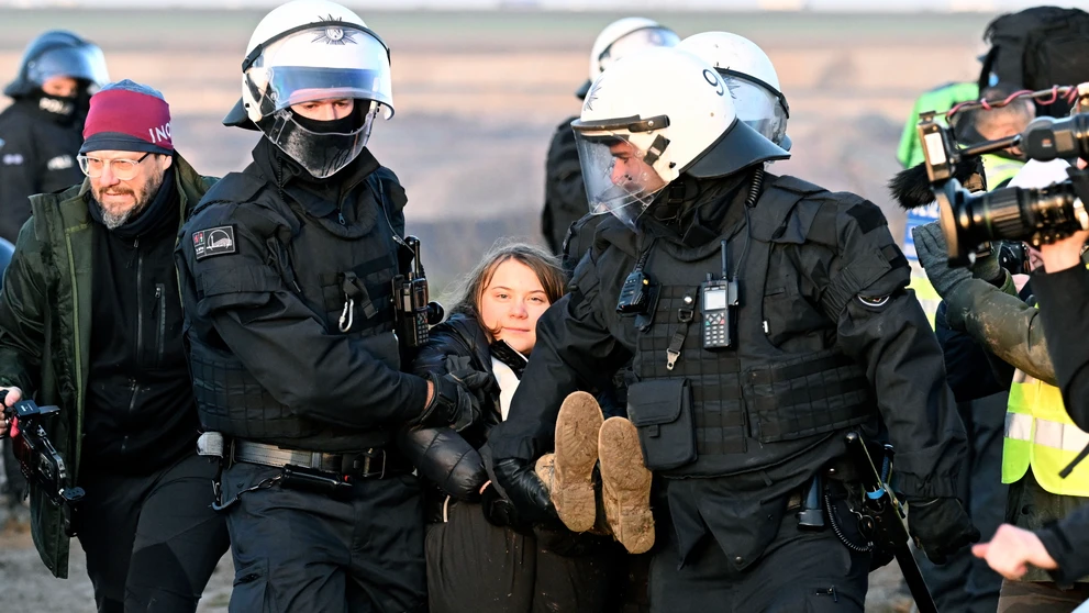 Policajti vyniesli z obce Lützerath klimatickú aktivistku Gretu Thunbergovú počas protestu proti rozšíreniu bane.