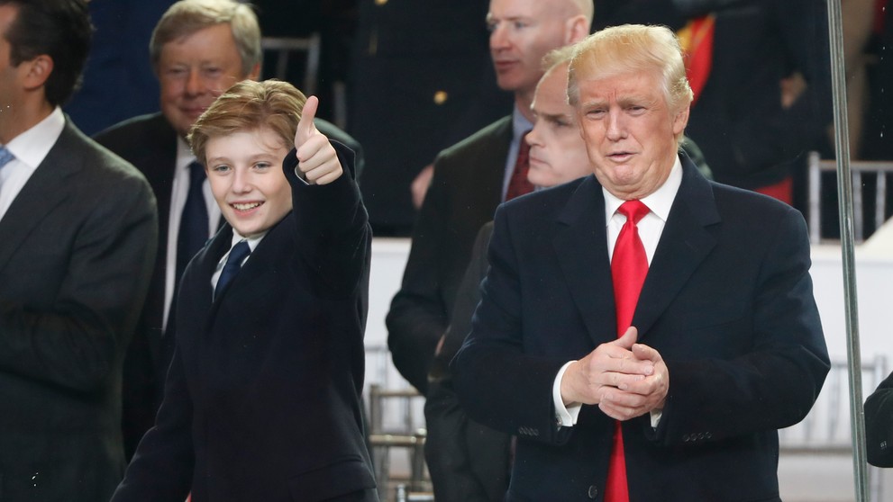 Barron Trump sa teší z otcovho úspechu. 