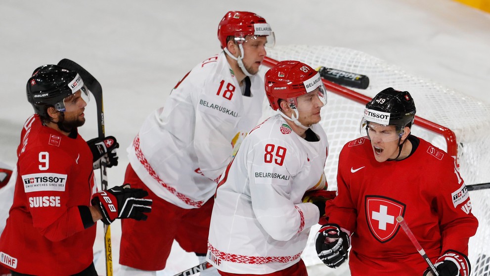 Reto Schappi (vpravo) zo Švajčiarska jasá po góle v bieloruskej sieti v stretnutí MS 2017.