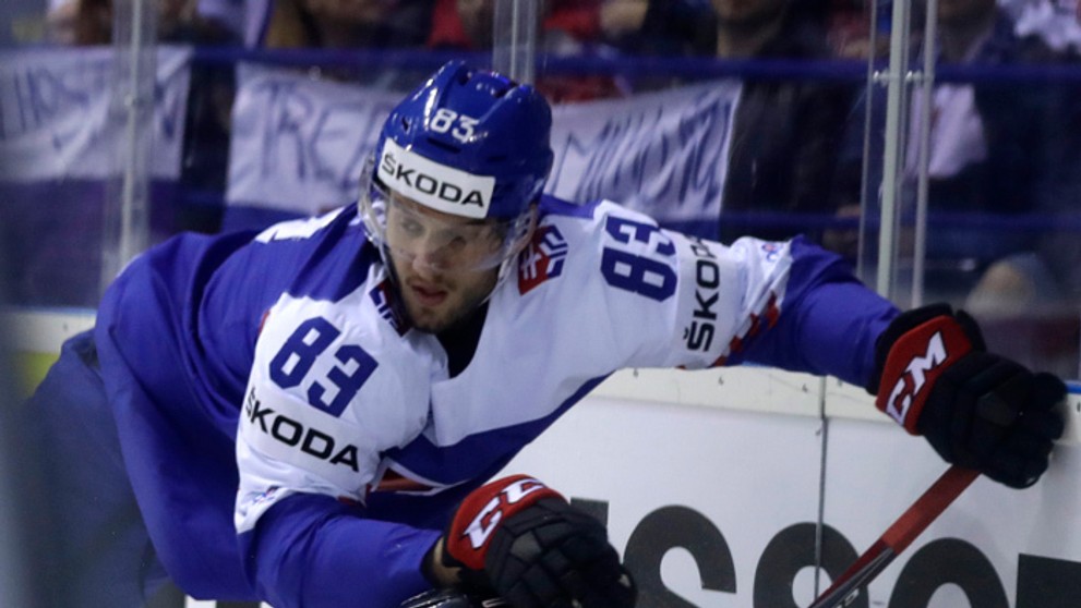 Brankár Marek Čiliak chytá puk po strele Kanady na MS 2019.