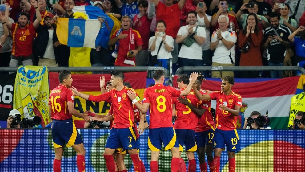Španieli sa radujú po góle.