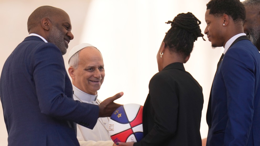 Harlem Globetrotters učili pápeža Leva XIV. točiť loptu na prste