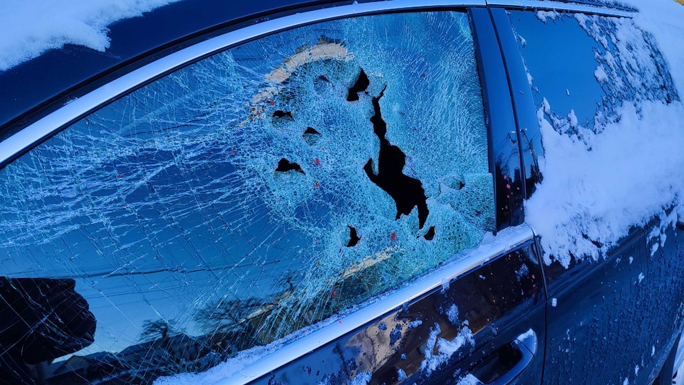 Poškodené autá v Hermanovciach.