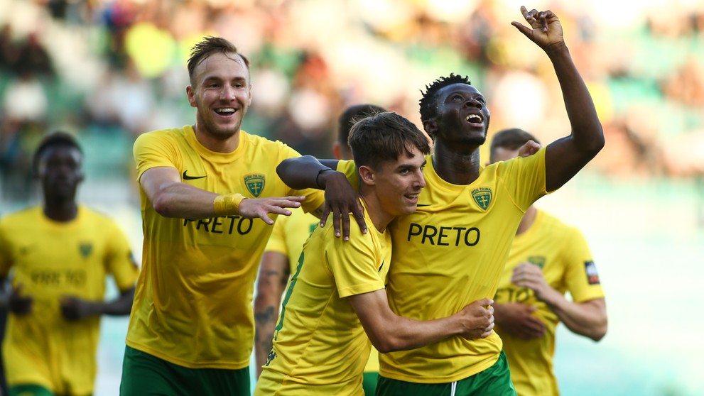 Na snímke hráči Žiliny sa tešia po strelení druhého gólu.