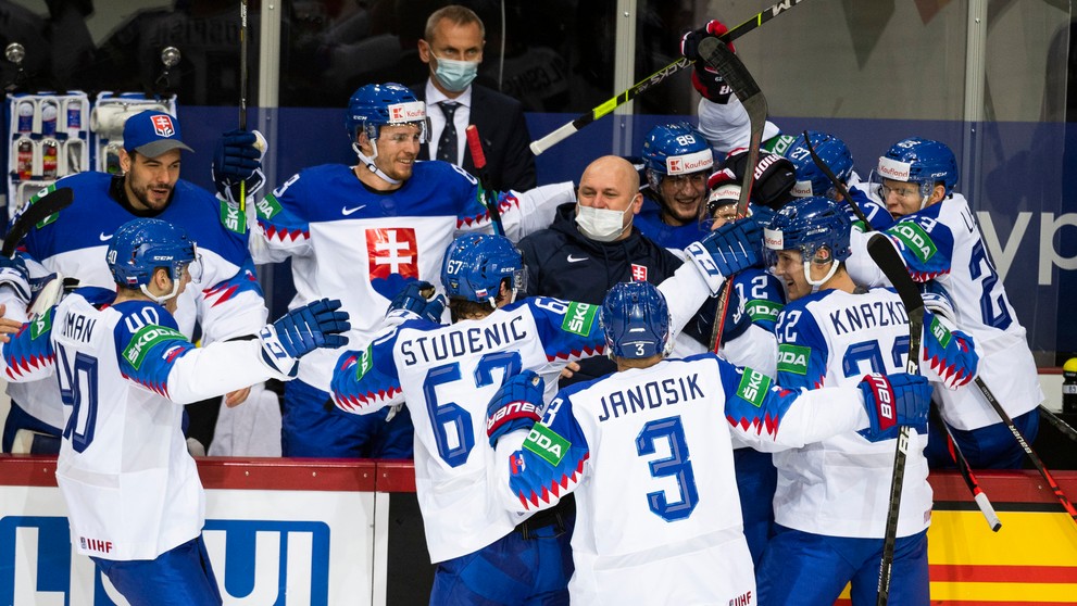 Slovenská striedačka sa teší po strelení gólu.