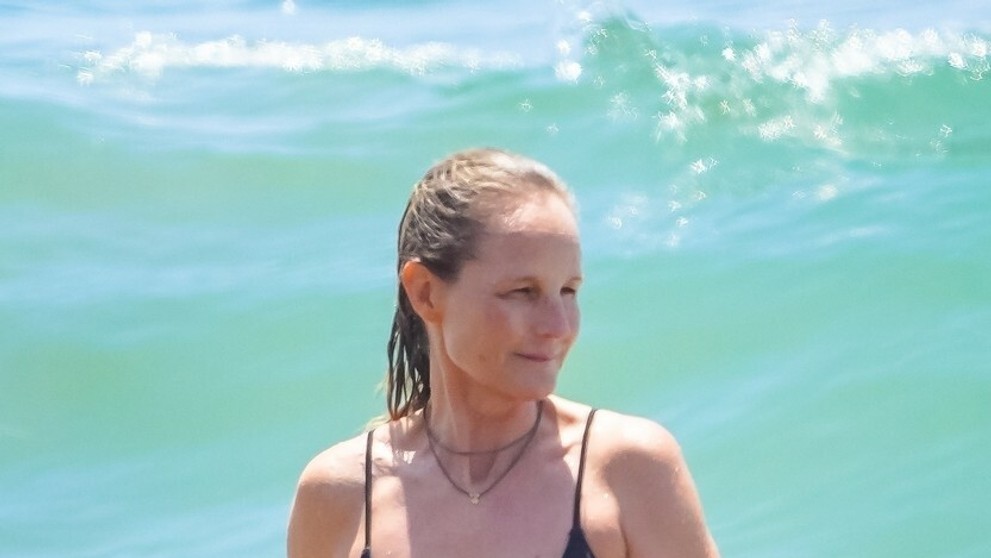 Helen Hunt na pláži v Malibu