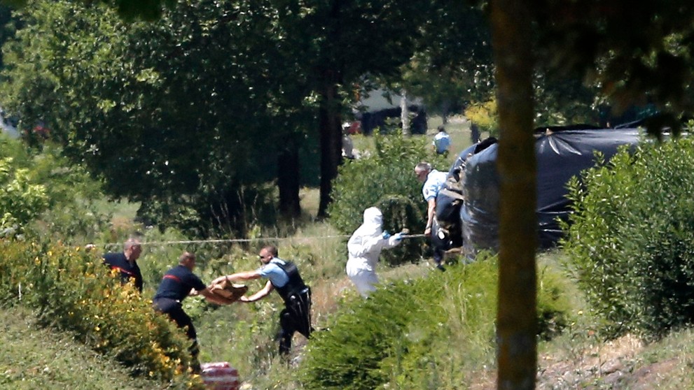 Vyšetrovatelia pracujú neďaleko továrne vo francúzskom meste Saint-Quentin-Fallavier. 