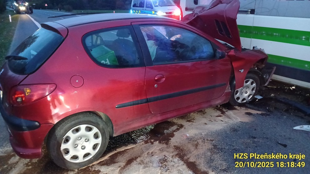 Zrážka dvoch áut v Plzenskom kraji 