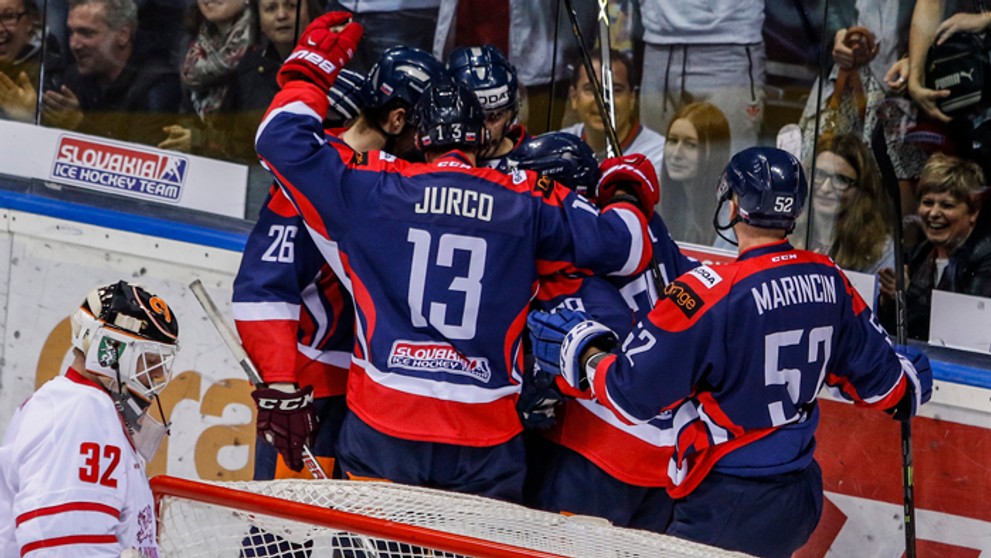 Slovenskí hráči tešia z úvodného gólu počas prípravného zápasu pred MS s Dánskom.