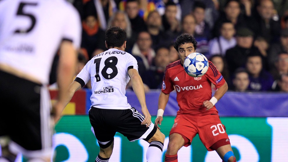 Na snímke hráč Lyonu Rafael (vpravo)  a hráč Valencie Javi Fuego (v strede vľavo)