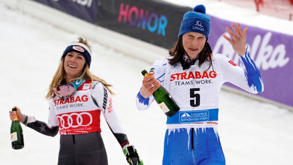 Zľava biatlonistky Ingrid Landmark Tandrevoldová, Anastasia Kuzminová a Laura Dahlmeierová v cieli šprintu na MS v Östersunde.