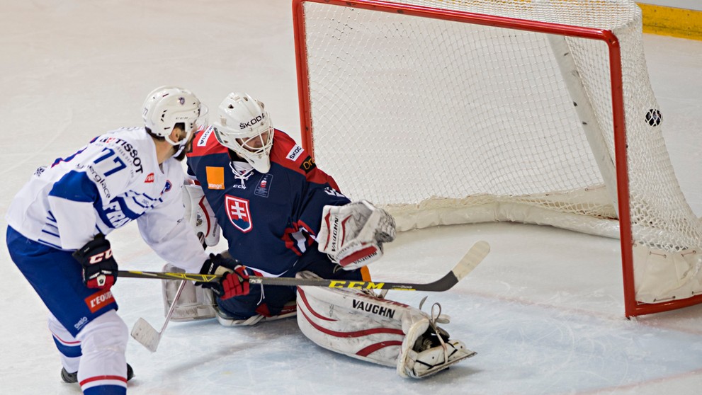 Na snímke francúzsky hokejista Sacha Treille prekonáva slovenského brankára Branislava Konráda