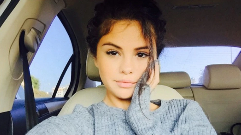 Selfie Seleny Gomez v tričku.