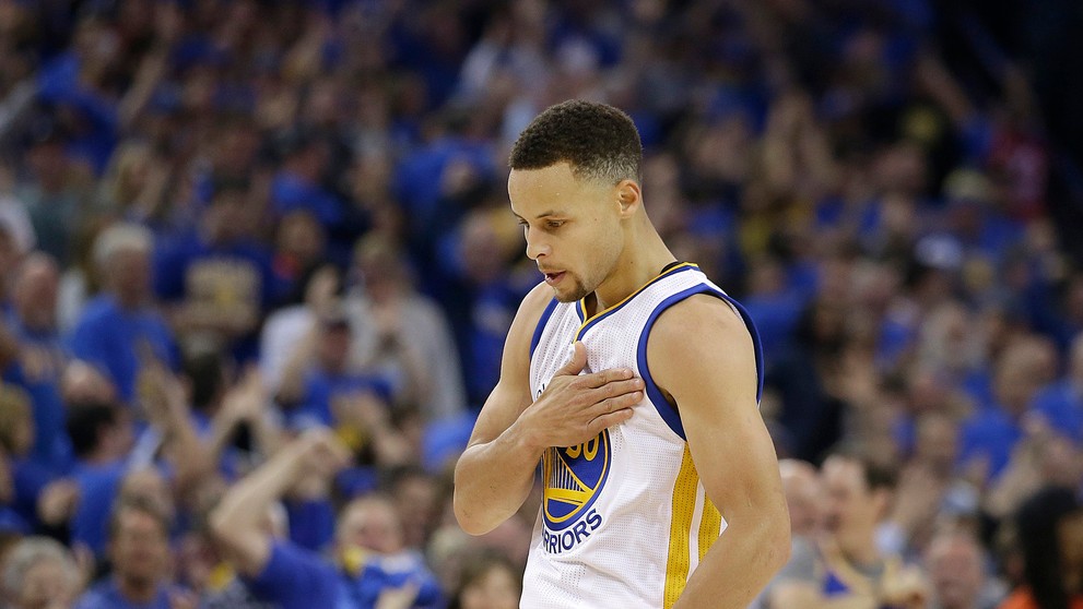 Stephen Curry oslavuje ďalší presný trojkový zásah. 