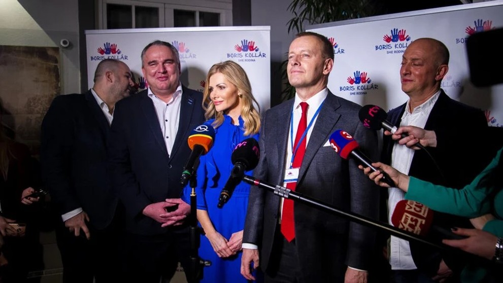 Členovia hnutia Sme rodina. Zľava Peter Pčolinský, Jozef Lukáč, Petra Krištúfková,  Boris Kollár a Ľudovít Goga po zverejnení prvých volebných odhadov vo volebnej centrále/29.február 2020