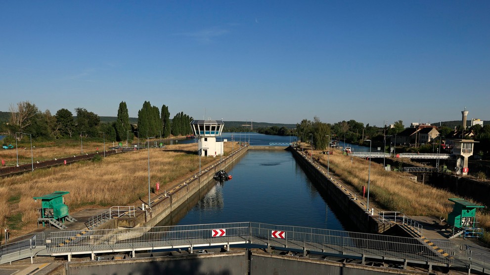 Vyslobodzovacie práce na Seine, kde uviazla veľryba.
