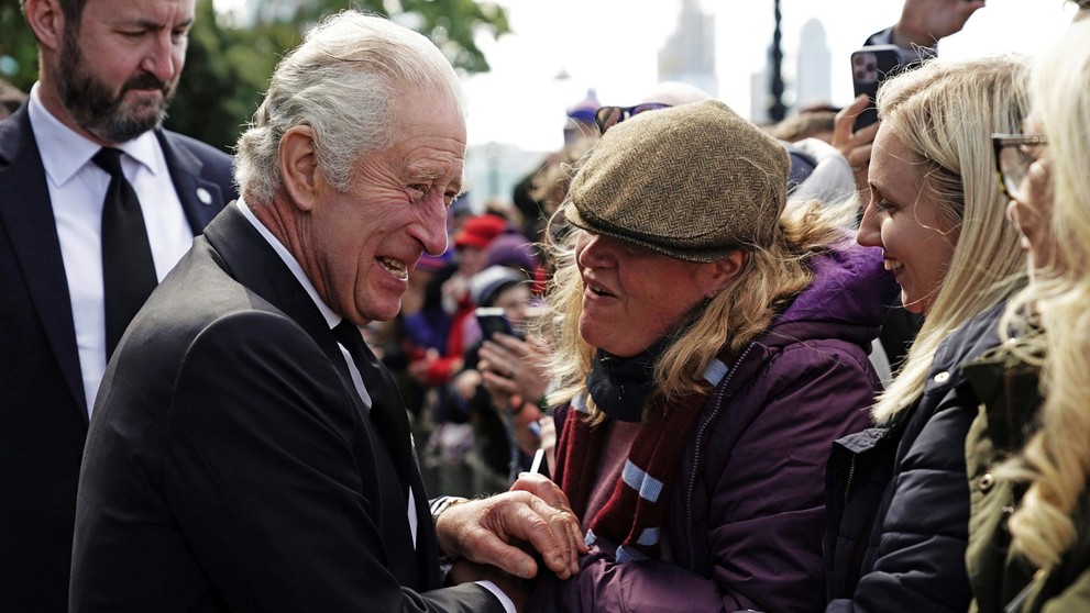 Karol III. pozdravil ľudí čakajúcich v rade.