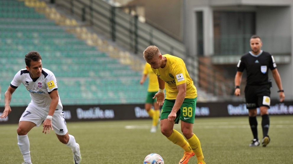 Zľava Egy Maulana Vikri (Zlaté Moravce) a Roland Galčík (Žilina) v 5. kole Fortuna ligy.