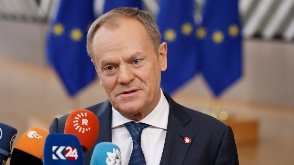 Poľský premiér Donald Tusk odpovedá na otázky novinárov pred summitom EÚ.