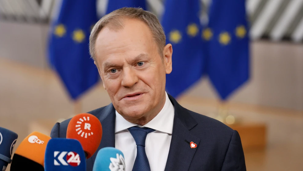Poľský premiér Donald Tusk odpovedá na otázky novinárov pred summitom EÚ.