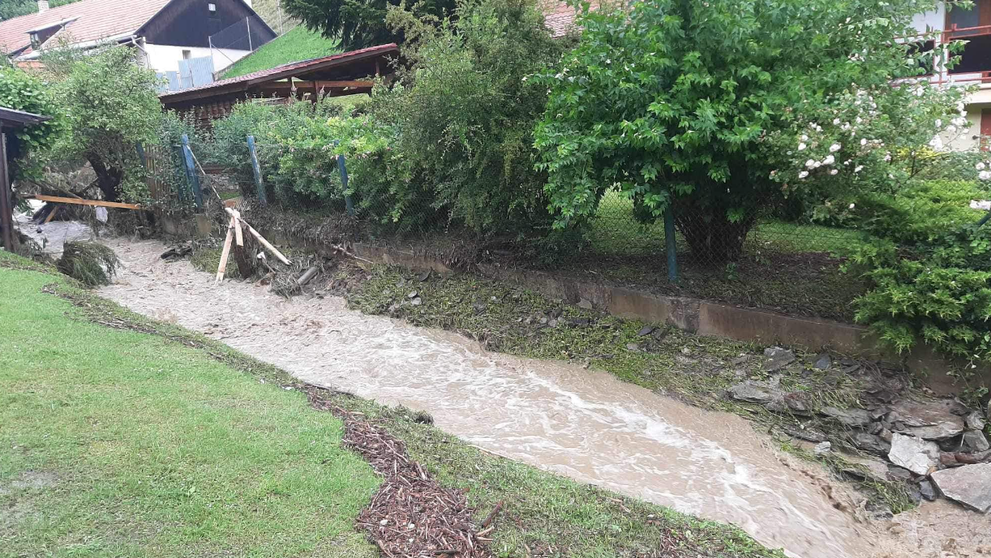 Prívalová povodeň v obci Mníšek nad Hnilcom.