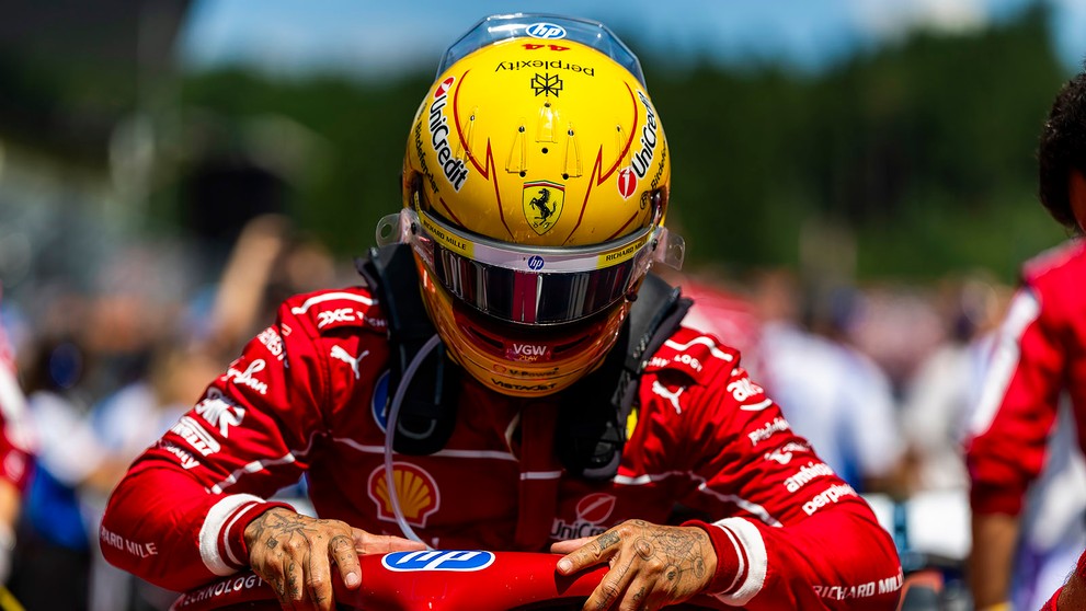 Britský pilot Ferrari Lewis Hamilton.