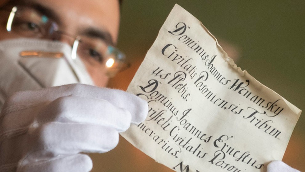 Pergamenové písomnosti z časovej schránky.