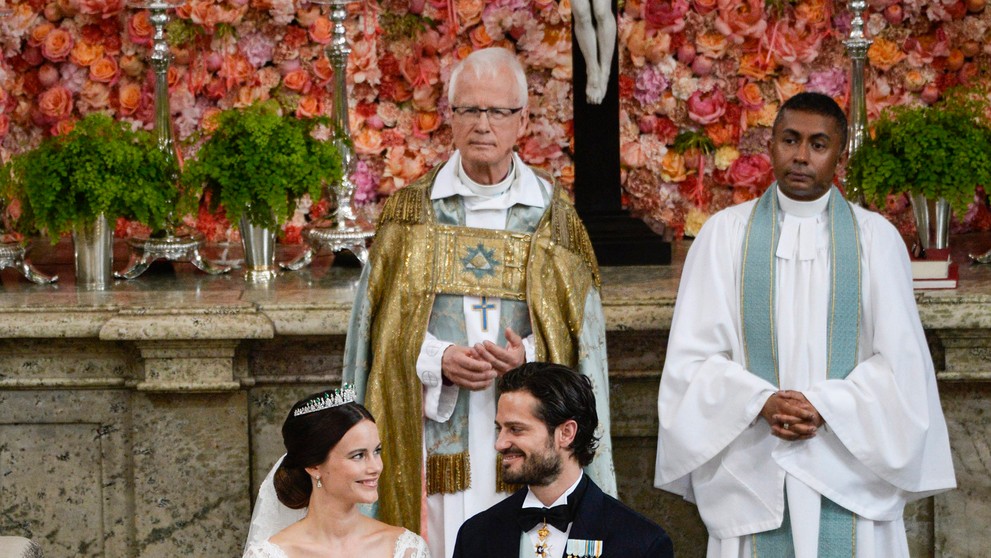 Švédsky princ Carl Philip a Sofia Hellqvistová stoja pred oltárom.