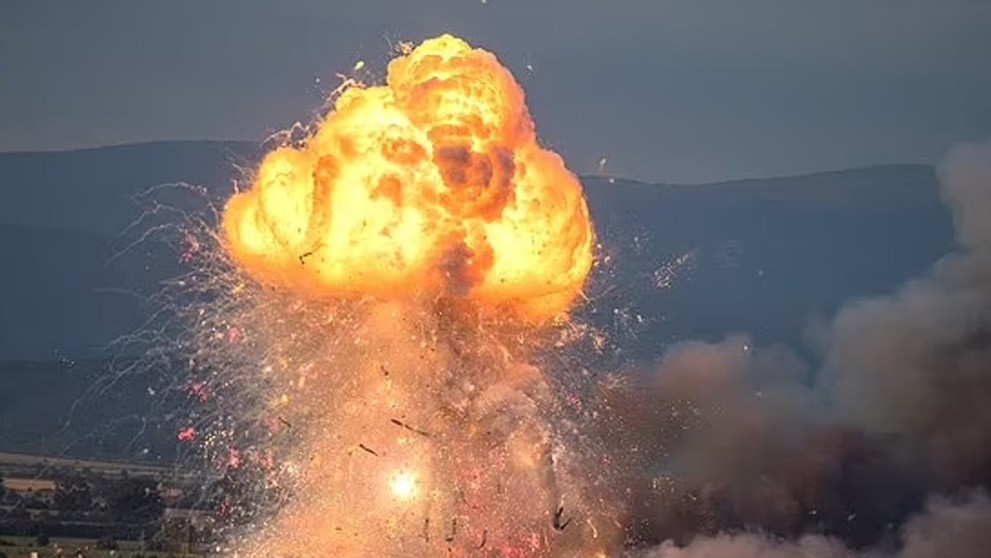 Sklad so zábavnou pyrotechnikou rozmetala séria výbuchov.