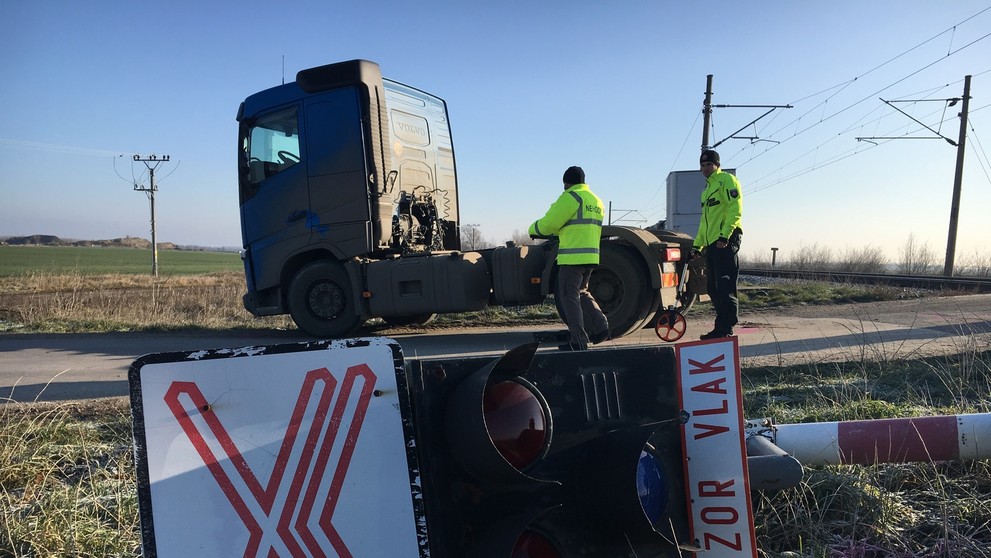 Vlak sa zrazil s nákladným autom.
