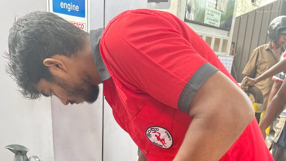 Muž tankujúci benzín do pivovej fľaše