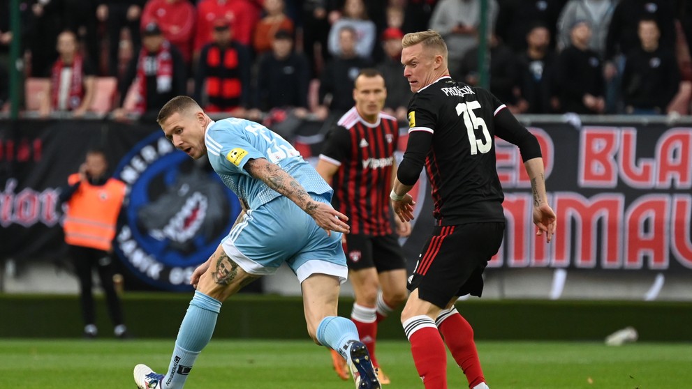 Sprava Roman Procházka z Trnavy a hráč Slovana Juraj Kucka počas zápasu 11. kola Fortuna ligy.