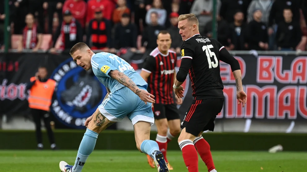 Sprava Roman Procházka z Trnavy a hráč Slovana Juraj Kucka počas zápasu 11. kola Fortuna ligy.