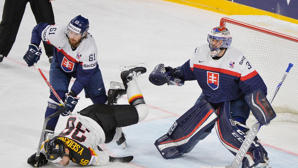 Peter Trška (vľavo) v drsnom súboji s Nemcom Yannickom Seidenbergom v dueli MS 2017.
