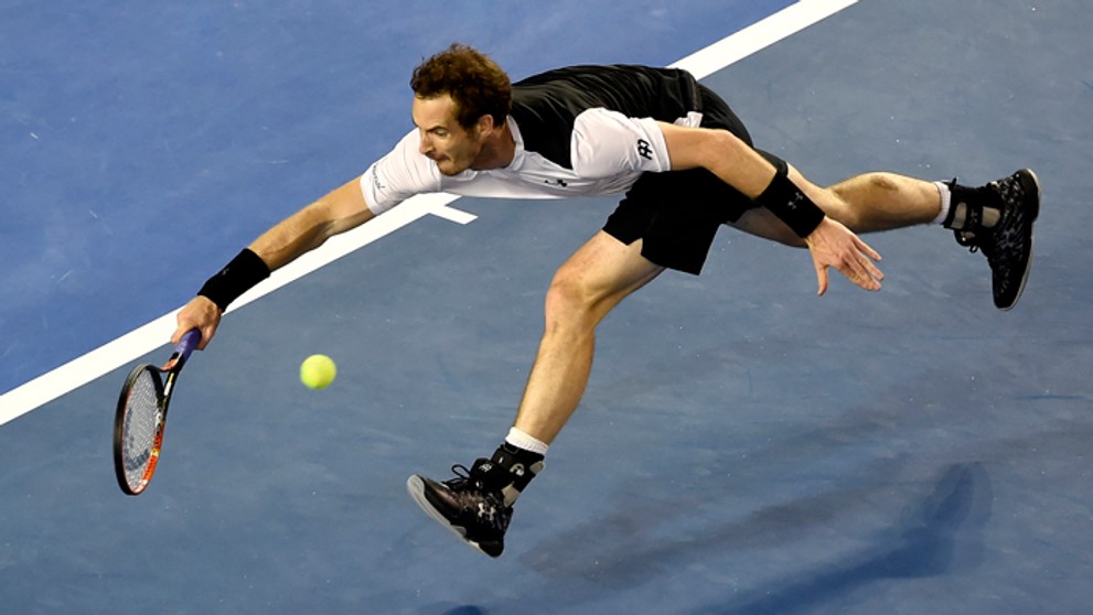 Andy Murray odvracia loptičku Miloša Raoniča v semifinále AO.