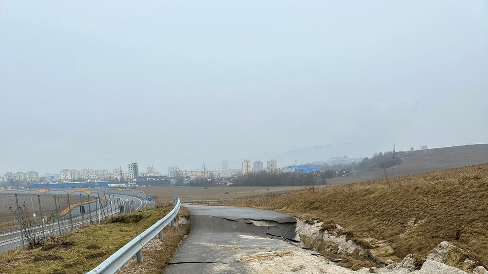V časti Bytčica došlo k výraznému zosuvu pôdy.