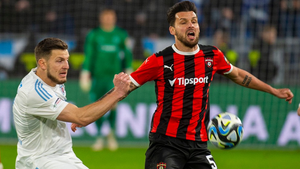 Zľava Kevin Wimmer (Slovan) a Michal Ďuriš (Trnava) v 2. kole nadstavbovej časti Niké ligy v skupine o titul.