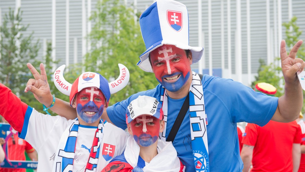 Slovenskí fanúšikovia pózujú pred našim úvodným duelom s Walesom na ME vo futbale.
