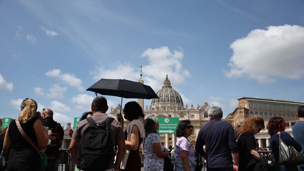 Dlhý rad pred Bazilikou sv. Petra