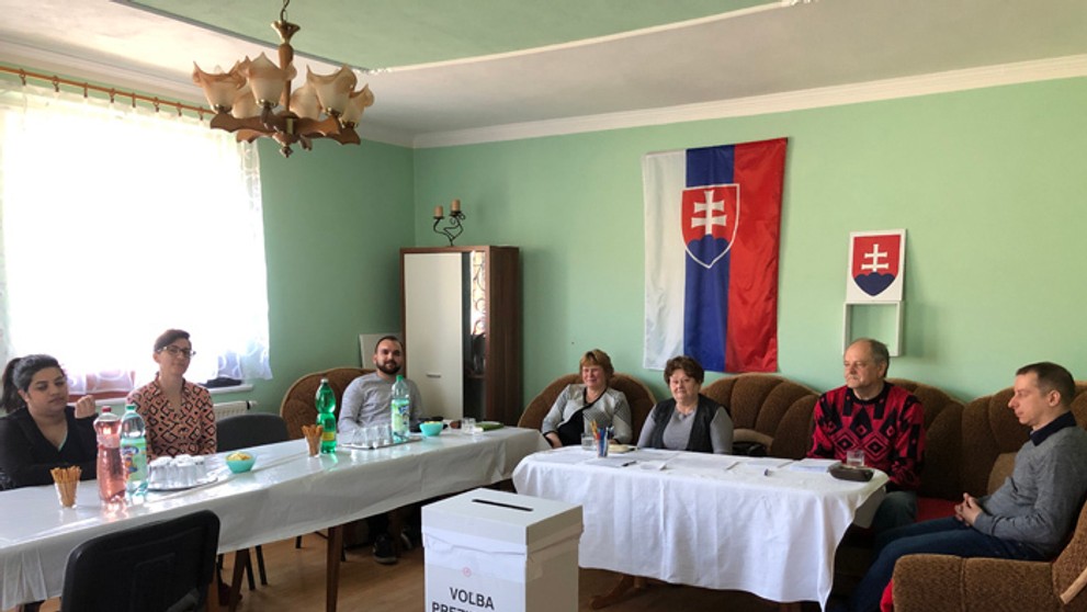 Volička dáva obálku s hlasovacím lístkom v 2. kole prezidentských volieb.