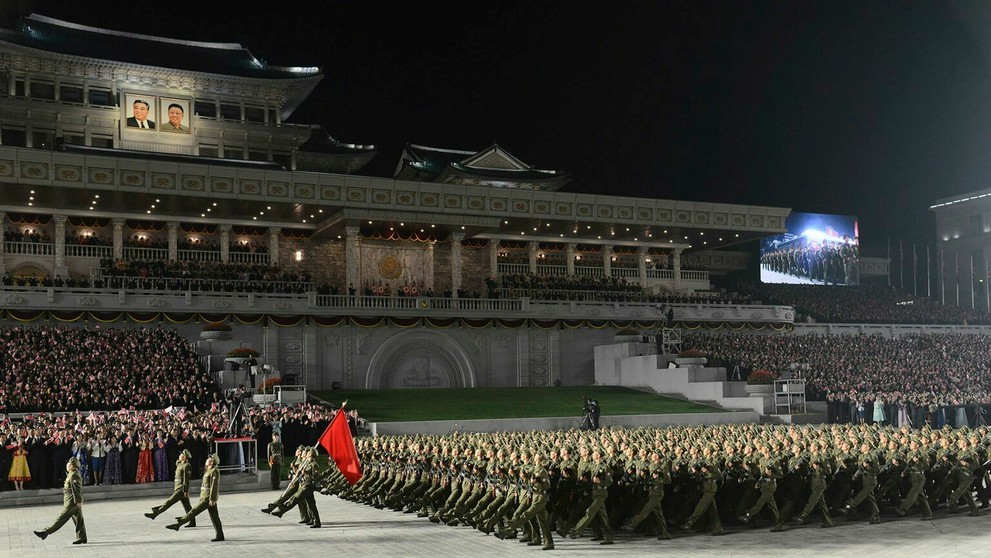Vojenská prehliadka opäť ohromila Severnú Kóreu. Namiesto rakiet ukázali traktory