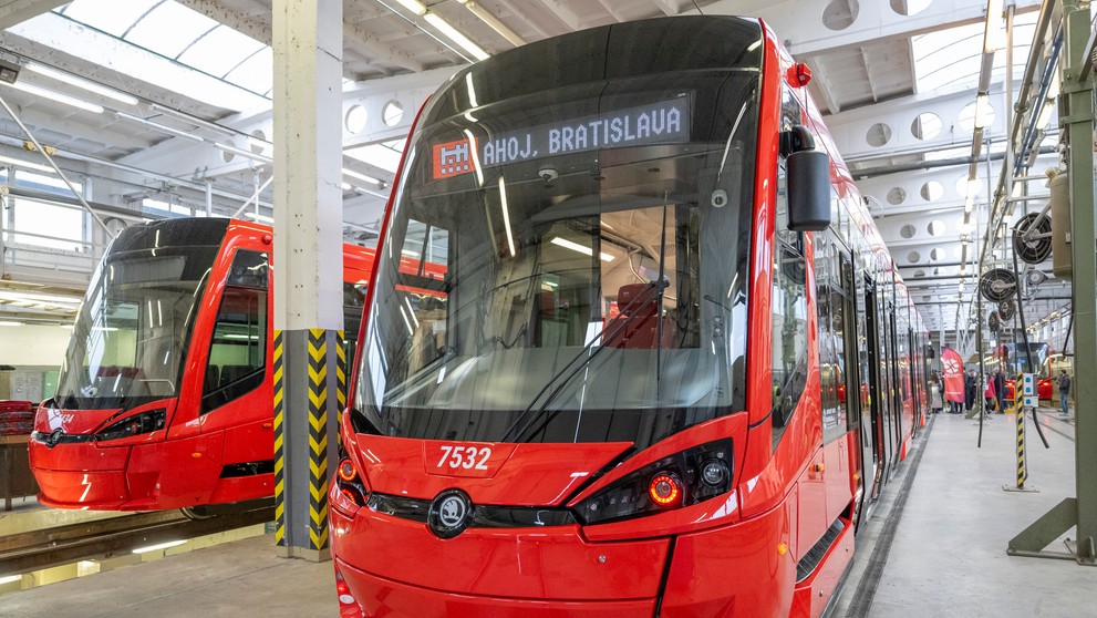 Nové obojsmerné električky v Bratislave.