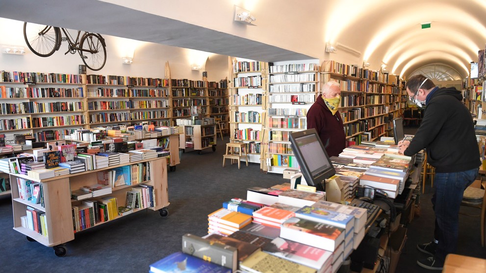 Vyľudnená ulica v Barcelone.